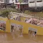 Sebuah rumah terhanyut setelah diterjang banjir bandang di Manado Sulawesi Utara.