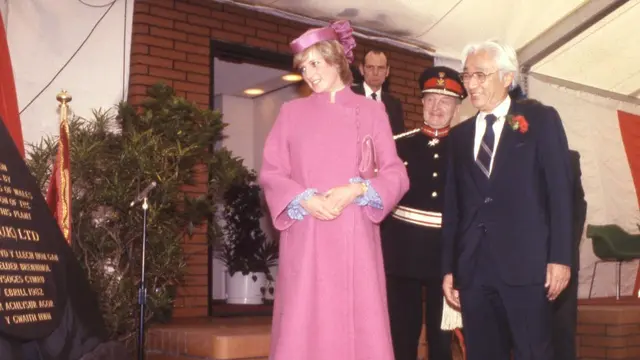 Putri Diana hadir bersama Akio Morita, kepala perusahaan Sony.