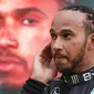 Ekspresi pembalap Mercedes, Lewis Hamilton, setelah memenangi balapan F1 GP Rusia, di Sirkuit Sochi, Minggu (26/9/2021). (Yuri Kochetkov/AFP)