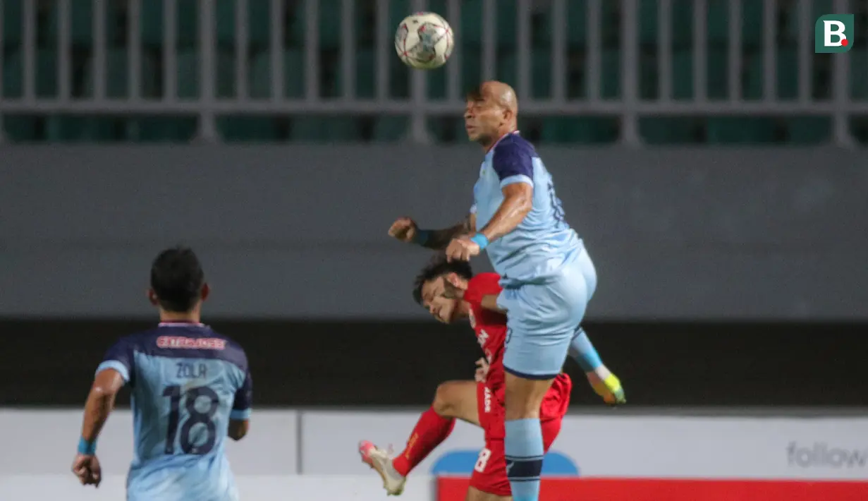Penyerang Persela Lamongan, Ivan Carlos melepaskan sundulan yang berbuah gol ke gawang Persija Jakarta dalam laga pekan ke-4 BRI Liga 1 2021/2022 di Stadion Pakansari, Bogor, Jumat (24/09/2021). Persela kalah 1-2. (Bola.com/Bagaskara Lazuardi)