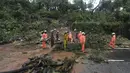 Petugas pemadam kebakaran membersihkan jalan setelah tanah longsor yang disebabkan oleh curah hujan di Mumbai, India, Rabu, (6/8/2020). Musim hujan India berlangsung dari Juni hingga September. (AP Photo / Rafiq Maqbool)