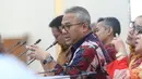 Ketua KPU RI, Arief Budiman (keenam kiri) memimpin pengundian dan penetapan penyiaran debat pasangan Calon Presiden dan Wakil Presiden Pemilu 2019 di Jakarta, Rabu (26/12). Lima sesi debat akan dilaksanakan di Jakarta. (Liputan6.com/Helmi Fithriansyah)