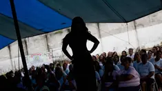 Peserta narapidana wanita berpose saat kontes kecantikan tahunan di penjara Talavera Bruce, Brasil, (23/11). Kontes ini untuk mendorong harga diri, melawan kemalasan dan mempromosikan integrasi di kalangan wanita tahanan. (AP Photo/Silvia Izquierdo)