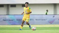 Aksi gelandang Persebaya Surabaya, Toni Firmansyah dalam laga pekan kedua BRI Super League 2025/2026 melawan Persita Tangerang di Indomilk Arena, Tangerang, Sabtu (16/8/2025). (Bola.com/Abdul Aziz).