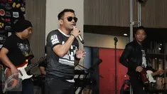 Penampilan Penyanyi Judika seusai peluncuran album barunya yang berjudul "JUDIKA" di Jakarta, Rabu (26/4). Pada album baru tersebut berisikan 10 lagu dengan 2 singel untuk album ini "Lebih dari Cinta" dan "I Love You". (Liputan6.com/Herman Zakharia)