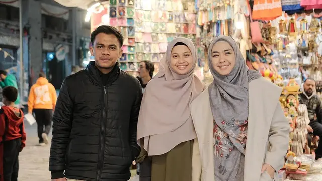 Potret Oki Setiana Dewi Asyik Belanja di Pasar Khan El Khalili. (instagram/okisetianadewi)