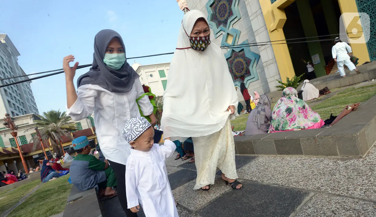 Jemaah mengenakan masker usai melaksanakan salat Idul Adha 1441 H di Masjid Raya Jakarta Islamic Centre, Jumat (31/7/2020). Khutbah Idul Adha tahun ini bertema ‘Membagun Optimisme di Tengah Pandemi’. (merdeka.com/Imam Buhori)