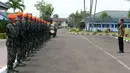 Presiden Jokowi memberi hormat barisan pasukan Komando Korps Pasukan Khas saat upacara di Lanud Sulaiman, Bandung, Selasa (15/11). Jokowi juga menginstruksikan agar KORPASKHAS selalu setia kepada Negara Kesatuan Republik Indonesia. (Biro Pers/Kris)