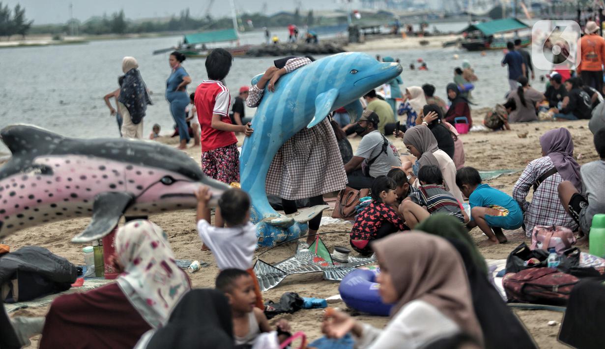 Wisatawan memadati Pantai Ancol saat mengisi libur Natal, Jakarta, Minggu (25/12/2022). Kepala Komunikasi PT Pembangunan Jaya Ancol Ariyadi Eko Nugroho mengungkapkan per hari ini jumlah wisatawan di Taman Impian Jaya Ancol tembus 40.000, angka tersebut meningkat dua kali lipat dibanding libur hari biasa maupun Natal tahun 2021. (merdeka.com/Iqbal S. Nugroho)