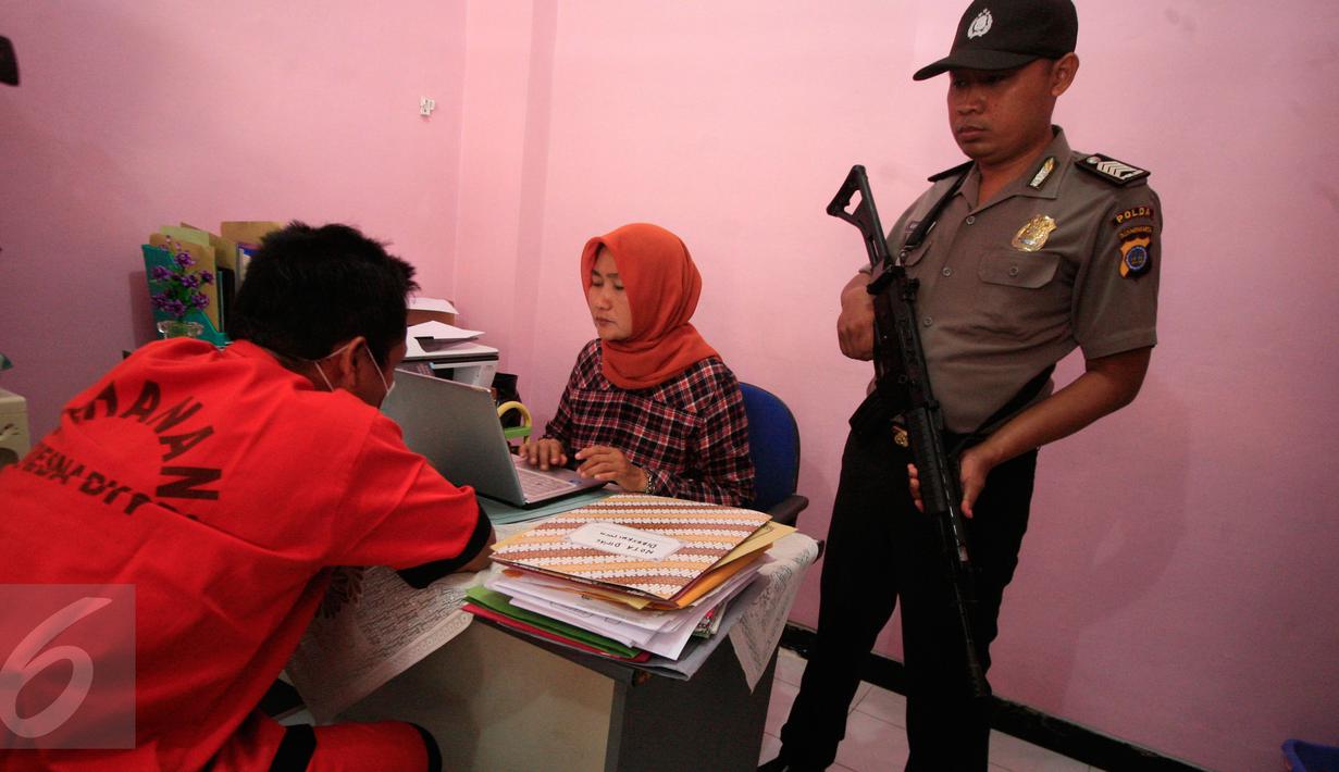 Petugas memeriksa tersangka pencabulan, Ismail (47) di Mapolda DIY, Selasa (17/5). Kepala Sekolah Madrasah Aliyah di Bantul itu tega mencabuli seorang siswi kelas tiga MTs berinisial S (16) hingga hamil. (Liputan6.com/Boy Harjanto)