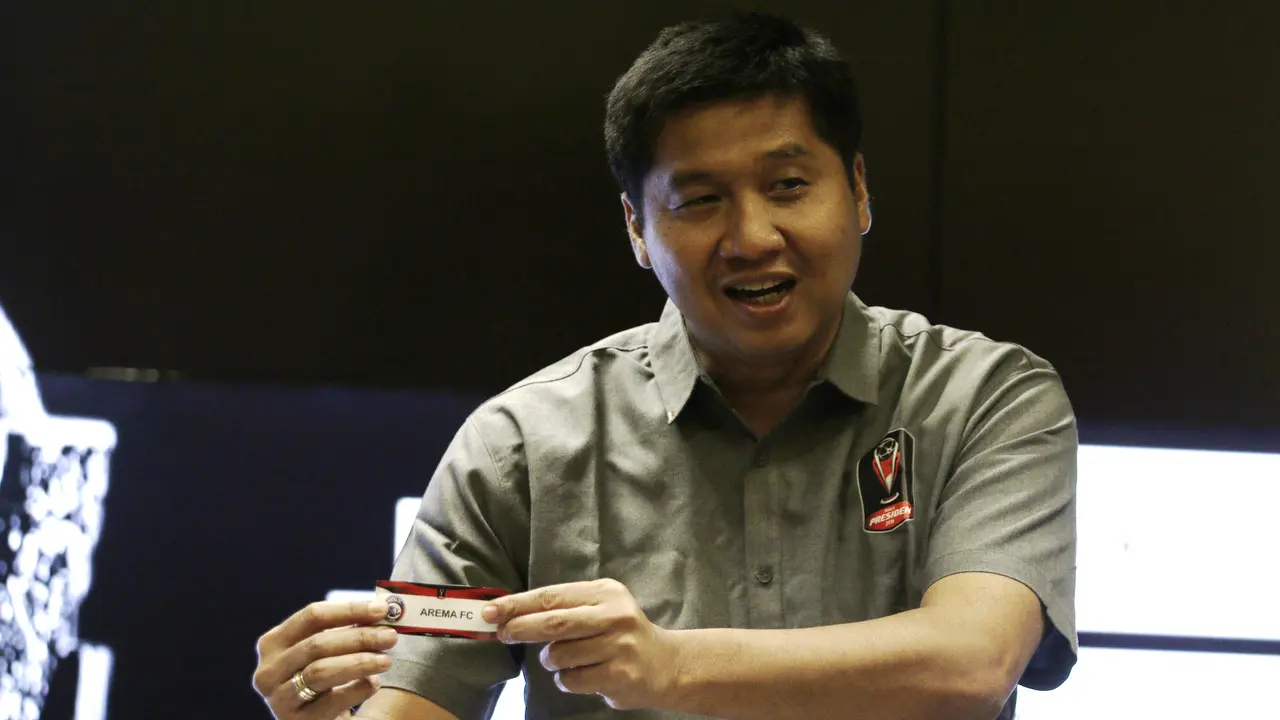 Ketua Steering Committee Maruarar Sirait, menunjukan hasil drawing perempat final Piala Presiden 2019. (Bola.com/Yoppy Renato)