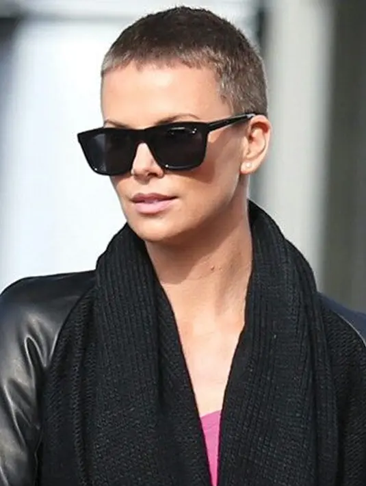 Charlize Theron Artis cantik kelahiran 7 Agustus 1975 ini nekat memangkas habis rambut indahnya demi peran barunya di film Mad Max:Fury Road. (www.pinterest.com)