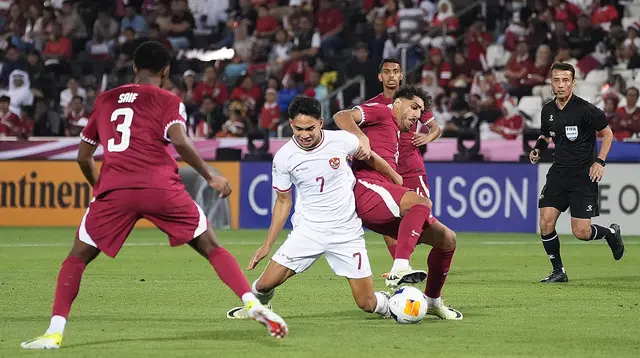 Pemain Timnas Indonesia U-23, Marcelino Ferdinan, berusaha melewati pemain Qatar U-23 pada laga Piala Asia U-23 2024 di Stadion Jassim Bin Hamad, Doha, Qatar, Senin (15/4/2024). Garuda Nusantara tumbang dengan skor 2-0. (Dok.PSSI)