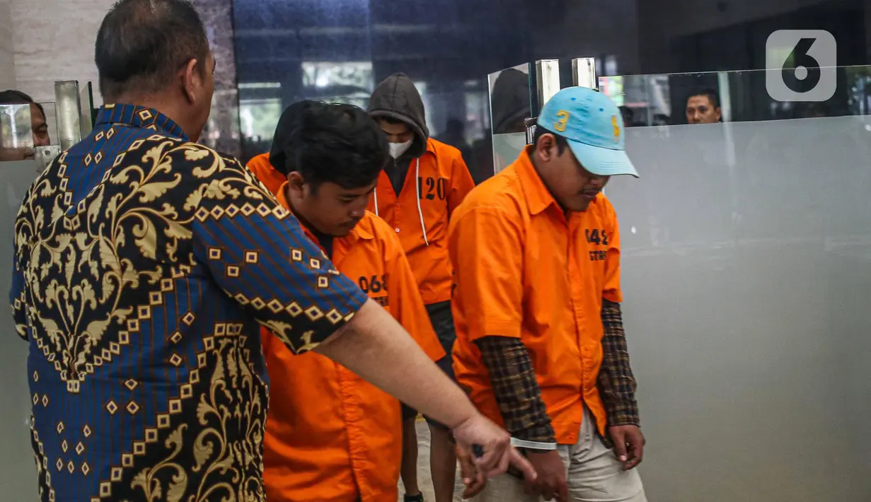 11 tersangka diantaranya satu koordinator dan 10 operator judi daring ditangkap Direktorat Tindak Pidana Siber Bareskrim Polri, Jakarta, Jumat (8/9/2023). (Liputan6.com/Faizal Fanani)