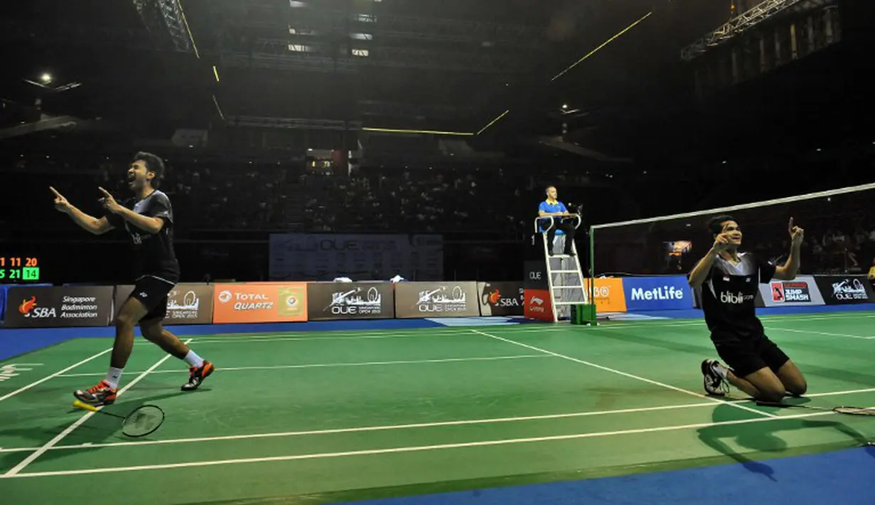 Ekspresi Angga Pratama (kiri) dan Ricky Karanda (kanan) saat memenangi gelar Singapura Terbuka Super Series 2015 (AFP PHOTO / ROSLAN RAHMAN)