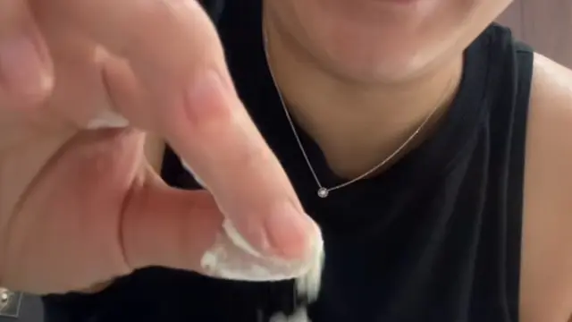 Meira Anastasia takut dengan tekstur tepung maizena. (credit: instagram.com/meiranastasia)