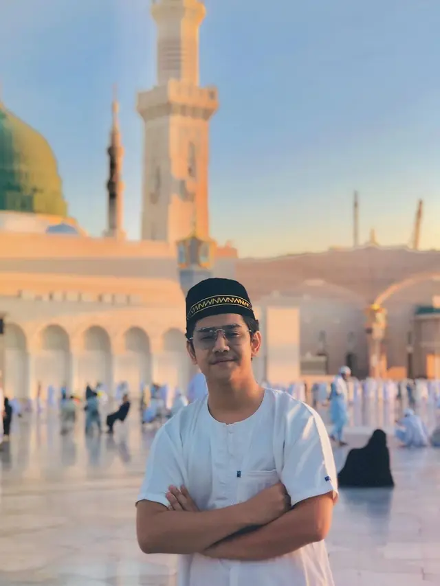 Cover Lagu Aisyah Istri Rasulullah, Ini 6 Potret Syakir Daulay yang Curi Perhatian