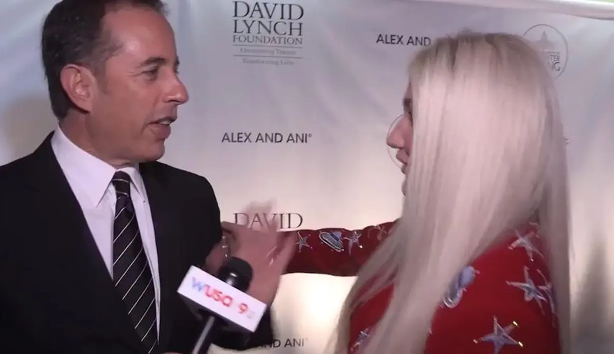 Karena ketidaktahuannya, Jerry Seinfeld menolak pelukan dari Kesha yang memotong sesi wawancaranya. Saat seorang reporter mengatakan itu adalah Kesha, ia pun terkejut. (Variety)