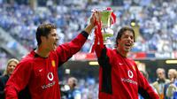 Cristiano Ronaldo (kiri) dan Ruud van Nistelrooy membawa Manchester United (MU) menjuarai Piala FA 2004. (AFP/Jim Watson)