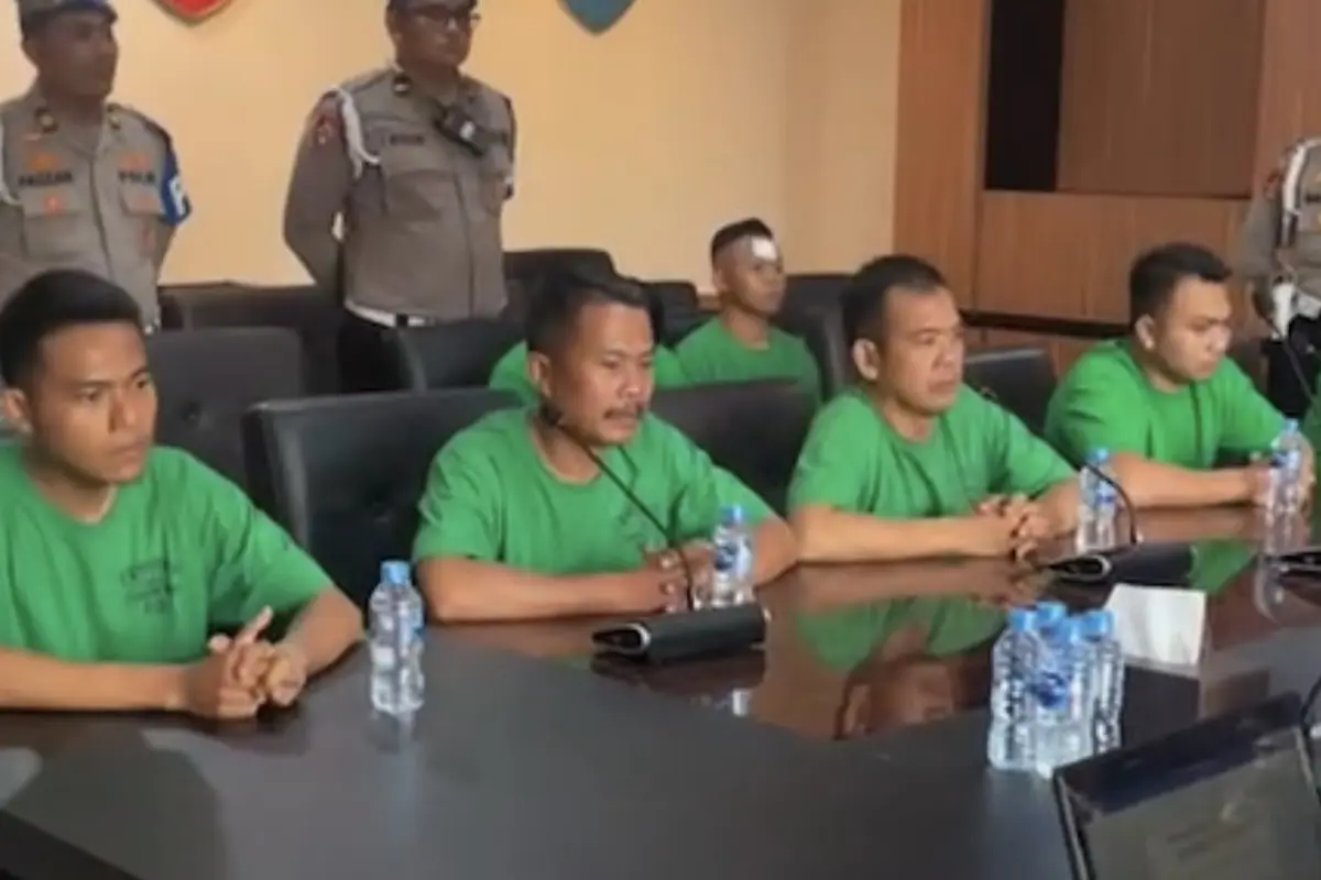 Tampang 7 anggota Brimob yang naik mobil rantis