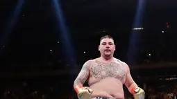Andy Ruiz memukul jatuh Anthony Joshua pada ronde ketiga pertandingan tinju di Madison Square Garden, New York, Amerika Serikat, Minggu (2/6/2019). Kemenangan Andy Ruiz Jr atas Anthony Joshua mengejutkan publik tinju dunia. (AP Photo/Frank Franklin II)