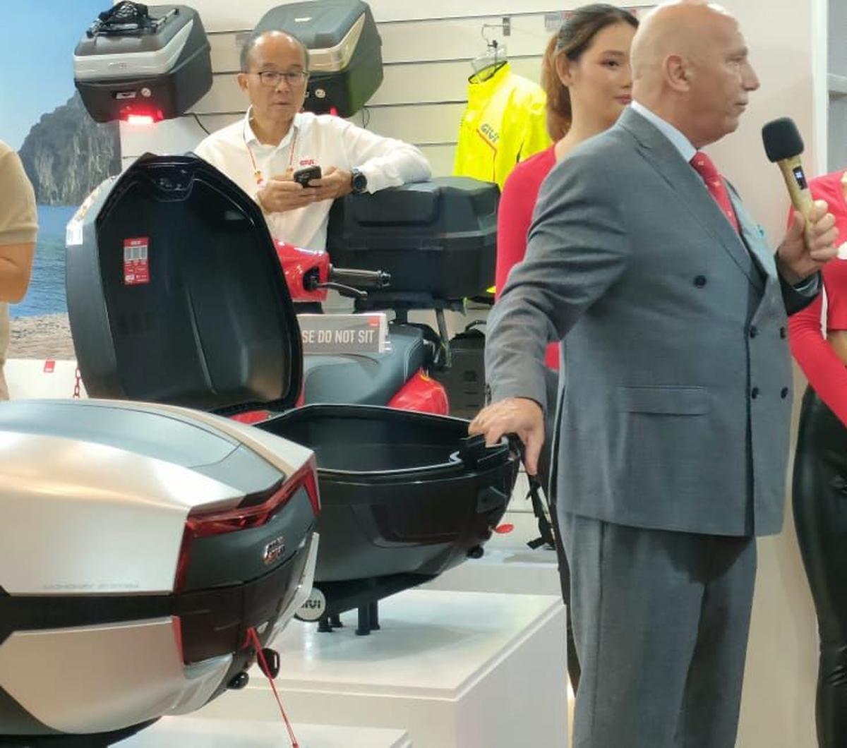 Joseph Perucca, Oversea Operational Director GIVI, mengatakan peluncuran ini mewakili kemajuan teknologi boks motor dan perlengkapan berkendara. Kami memahami kebutuhan pecinta motor yang menuntut fungsionalitas dan gaya.&nbsp;<br>