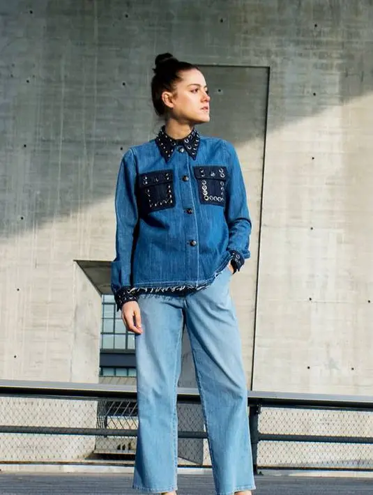 Denim merupakan salah satu fashion item yang wajib ada di lemarimu, karena kamu bisa memadu padankannya dengan apapun. Tinggal sesuaikan dengan gaya vintage yang kamu inginkan. Foto: whowhatwear.com.