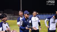 Pelatih kepala Timnas Indonesia, Shin Tae-yong memberikan instruksi kepada para pemain saat melakukan latihan menjelang Kualifikasi Piala Dunia 2024 melawan Bahrain di Hamad Town Youth & Sports Ground, Minggu, 6 Oktober 2024. (Dok. PSSI)