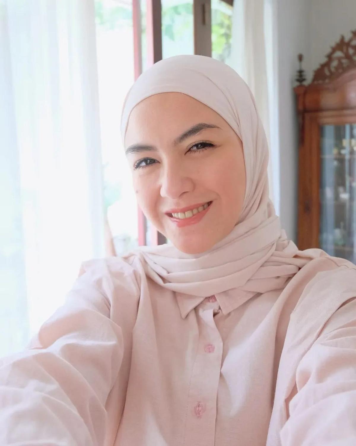5 Foto Selfie Revalina S Temat saat Nunggu Buka, Cantiknya Terus Terusan
