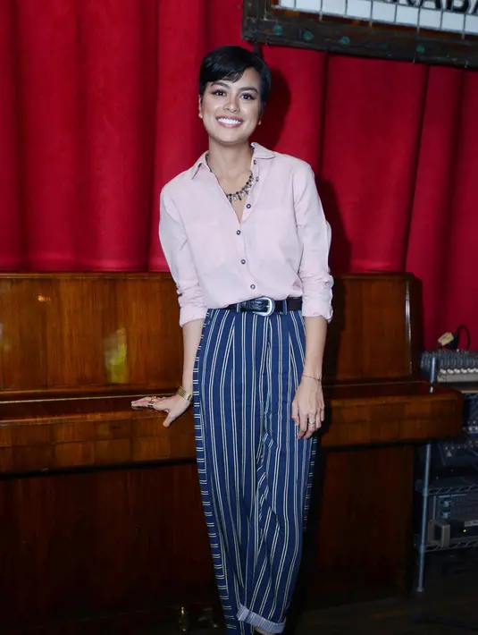 Merasa sebagai orang baru dalam mencipta lagu, perempuan 24 tahun itu sempat meragukan kemampuannya. Beruntung bakat terpendam Eva mendapat sambutan baik dari produser, Tendra Leonard. (Adrian Putra/Bintang.com)