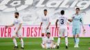 Para pemain Real Madrid tampak lesu meski berhasil menaklukkan Villarreal pada laga Liga Spanyol di Stadion Alfredo di Stefano, Sabtu (22/5/2021). Real Madrid menang dengan skor 2-1. (AFP/Javier Soriano)