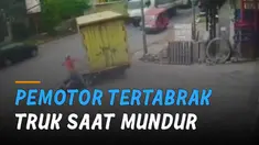 Terekam kamera CCTV ketika sopir truk memundurkan truknya dan mengenai pemotor dibelakangnya.