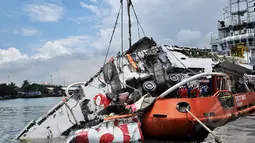 Bangkai dari badan AirAsia QZ8201 saat dipersiapkan untuk diangkat ke daratan di Pelabuhan Tanjung Priok, Jakarta, Senin (2/3/2015).  (Liputan6.com/Faizal Fanani)
