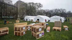 Pekerja Samaritan's Purse membangun rumah sakit lapangan darurat virus corona COVID-19 di Central Park, New York, Amerika Serikat, Minggu (29/3/2020). Rumah sakit lapangan darurat yang dibangun di seberang Rumah Sakit Mount Sinai ini dilengkapi dengan unit pernapasan. (AP Photo/Mary Altaffer)