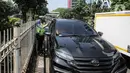 Polisi lalu lintas berkomunikasi dengan pengendara mobil saat Operasi Zebra Jaya 2022 di Jakarta, Selasa (4/10/2022). Operasi Zebra Jaya dilaksanakan pada tanggal 3 hingga 17 Oktober untuk menekan jumlah pelanggaran lalu lintas. (Liputan6.com/Faizal Fanani)