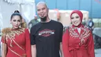 Tata Janeeta membagikan potret kebersamaannya dengan Ahmad Dhani dan rekan duetnya di Mahadewi, Purie Andriani. Sontak, penampilan baru Purie yang kini berhijab langsung mencuri atensi publik. Obati rasa rindu penggemar, keduanya tampil kompak membawakan lagu-lagu hits mereka. (Liputan6.com/IG/@tatajaneetaofficial)
