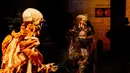 Pengunjung melihat salah satu karya seni yang dipajang dalam pameran anatomi tubuh manusia bertajuk 'Body Worlds' di Moskow, Rusia (24/3/2021). Pameran ini disebut bertujuan memberikan pendidikan untuk memahami bagaimana bentuk asli organ tubuh manusia. (AFP/Dimitar Dilkoff)