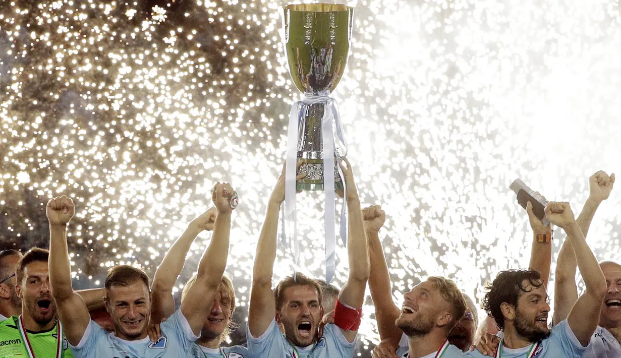 Kapten Lazio, Senad Lulic, mengangkat trofi Supercoppa Italiana 2017 usai berhasil mengalahkan Juventus di Stadion Olimpico, Minggu, (13/8/2017). Lazio menang 3-2 atas Juventus. (AP/Gregorio Borgia)