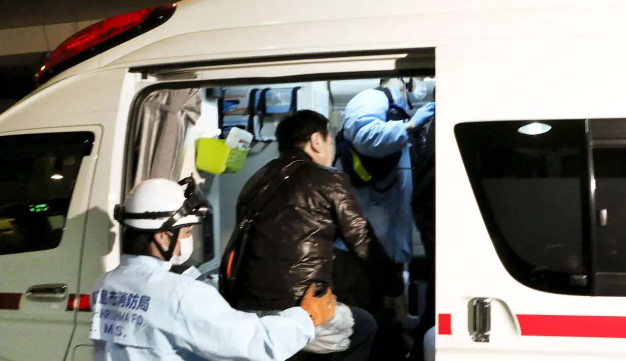 Penumpang pesawat Asiana Airlines yang cidera dibawa ke ambulans untuk mendapatkan perawatan, Jepang, Selasa (14/4/2015). Sebanyak 23 orang dikabarkan mengalami luka-luka dalam peristiwa tersebut. (REUTERS/Kyodo)