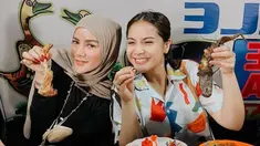 Nagita Slavina, artis yang kerap dijuluki Sultan Andara ini memiliki sisi kesederhanaan. Nagita tak sungkan untuk makan di warung kaki lima pecel lele. Ia makan tak sendiri karena ditemani oleh Olla Ramlan. (Liputan6.com/YouTube/Rans Entertainment)