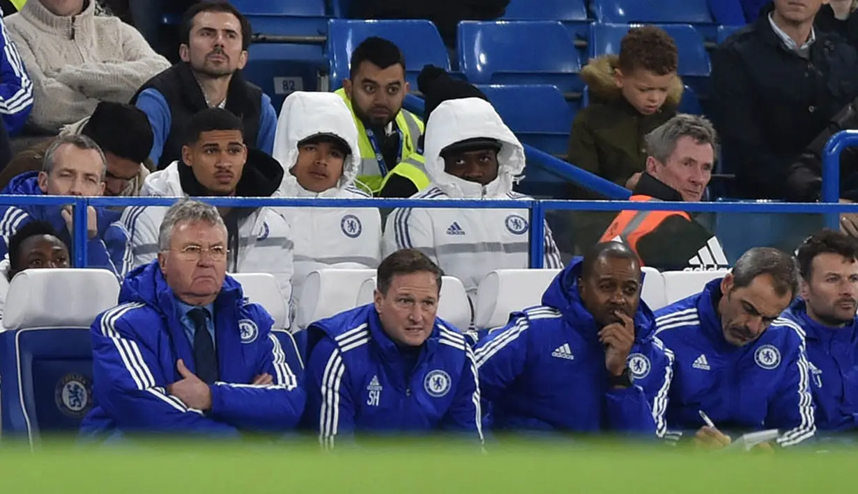 Laga Premier League melawan Watford menjadi debut Guus Hiddink menangani Chelsea. Pelatih asal Belanda itu menggantikan posisi Jose Mourinho. (Reuters/Tony O'Brien)