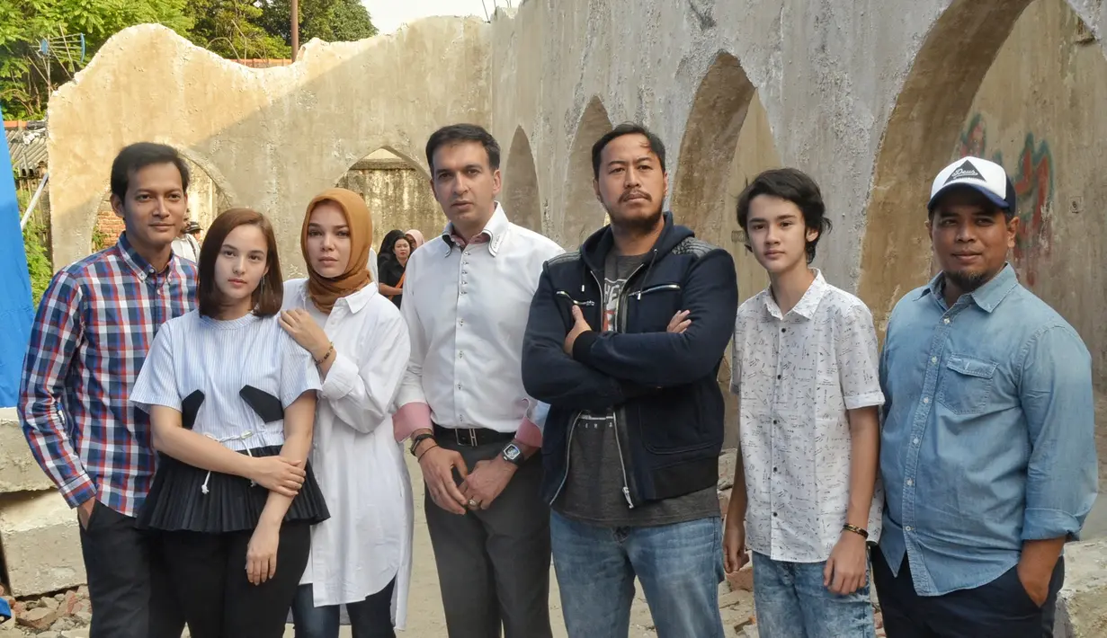 "Karena Keira kan pemain biola yang hebat jadi harus bisa bermain biola. Jadi aku sangat bekerja keras untuk bisa menjadi Keira. Bisa bermain biola selancar mungkin. Karena kan biola tidak gampang," kata Chelsea Islan. (Adrian Putra/Bintang.com)