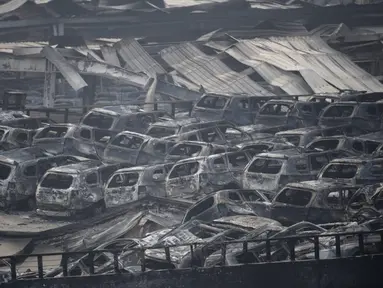Kendaraan yang rusak terlihat di lokasi ledakan di sebuah gudang di pelabuhan Kota Tianjin, China, Kamis (13/8/2015). Ledakan yang diperkirakan berkekuatan setara 21 ton TNT ini menewaskan 17 orang dan ratusan lainya terluka. (REUTERS/Jason Lee)