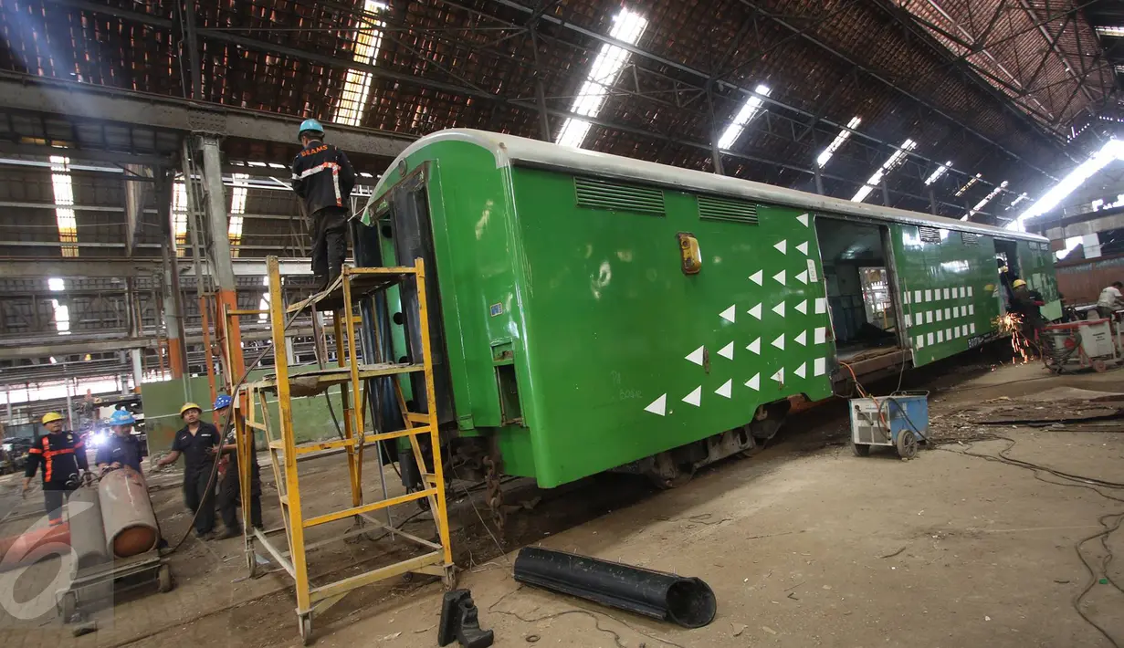 Pekerja melakukan pengecekan dan perawatan onderdil kereta di Balai Yasa, Manggarai, Jakarta, Senin (20/6). PT KAI terus berupaya menjaga kenyamanan dan keamanan bagi para penumpang. (Liputan6.com/Immanuel Antonius)