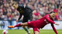 Duel perebutan bola antara gelandang Arsenal, Martin Odegaard (baju hitam) dengan striker Liverpool, Cody Gakpo pada laga lanjutan Liga Inggris 2022/2023 di Stadion Anfield, Minggu (9/4/2023) malam WIB. (AP Photo/Jon Super)