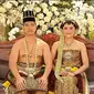 Kaesang Pangarep dan Erina Gudono saat menjalani upacara adat ngunduh di Loji Gandrung Solo, Jawa Tengah, pada Minggu (11/12/2022). (Foto: Tangkap Layar SCTV via YouTube Liputan6)