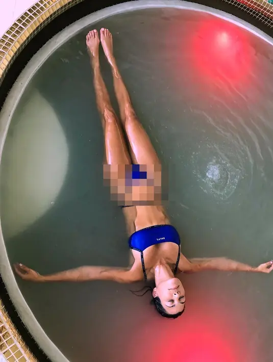 Kourtney Kardashian bahkan memamerkan tubuhnya dalam sebuah foto dan mengunggahnya di Instagram dengan keterangan foto "Detox". (instagram/kourtneykardash)