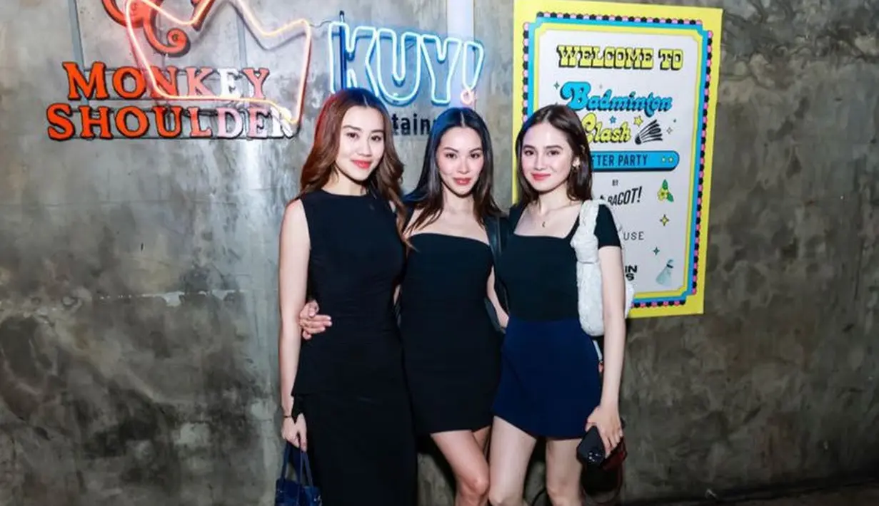 Alyssa tampil mengenakan mini dress dipadukan heels hitamnya. Sedangkan Syifa mengenakan atasan ketat hitam lengan pendek dipadukan celana pendeknya. Hadir pula Aaliyah Massaid dibalut long dress sleeveless serta sneakers putihnya. [@aaliyah.massaid]