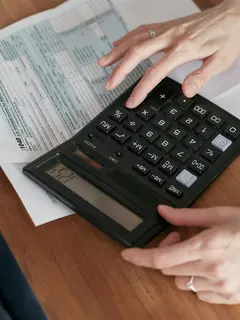 seorang perempuan sedang merencanakan financial untuk program kehamilan. sumber foto: pexels.com