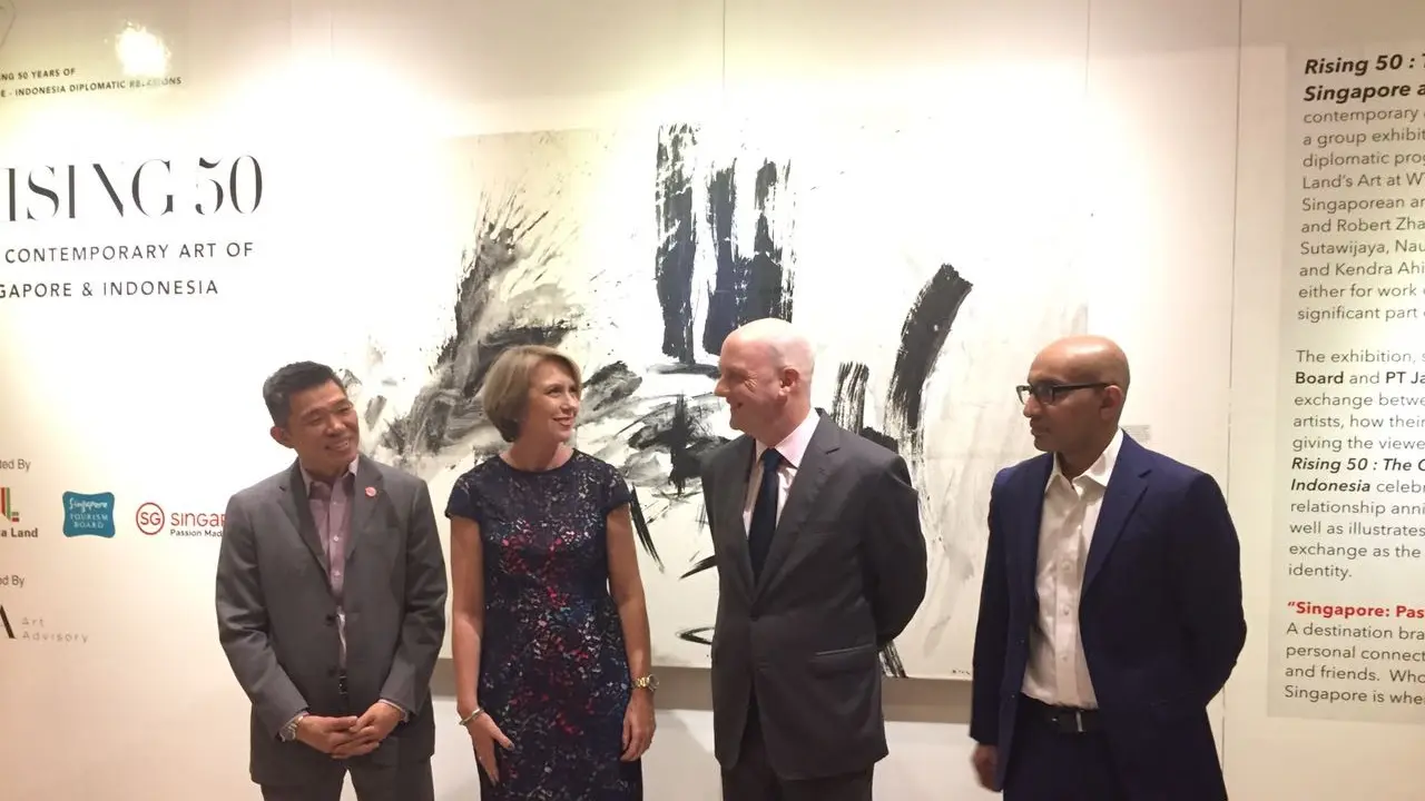 Duta Besar Singapura untuk Indonesia Anil Kumar Nayar membuka pameran seni lukis di World Trade Center 2 di Jakarta pada 12 September 2017 (Liputan6.com/Teddy Tri Setio Berty)